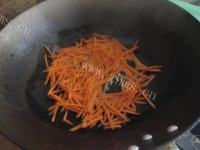 迷人的胡萝卜土豆丝做法图解4)
