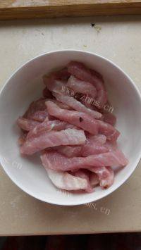 诱人的萝卜干炒肉做法图解3)