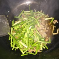 回味无穷的蒜苔炒肉丝做法图解5)