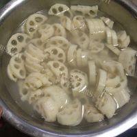 消食止咳的猪骨莲藕汤做法图解2)