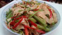 家常菜芹菜炒豆腐皮