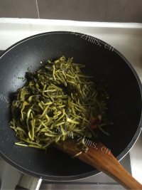 香气浓郁的酸菜炒肉做法图解3)