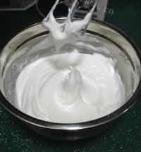 自制草莓奶油蛋糕卷做法图解7)