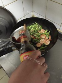 色泽不错的芦笋炒虾做法图解9)