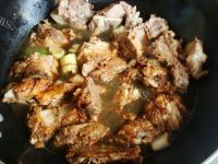 鲜香的猪骨炖土豆豆角做法图解4)