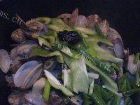 很有食欲的青椒炒花甲做法图解12)