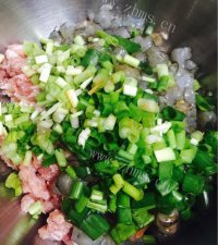 美味的火龙果皮笋丁包做法图解6)