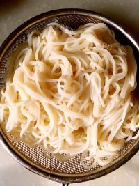 美味的葱油拌面做法图解6)