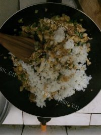 特色美食辣白菜炒饭做法图解5)