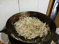 鲜美可口的豆芽炒韭菜做法图解2)