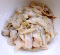 新鲜的韭菜炒鸟贝做法图解2)