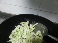 咸香可口的酱油炒花椰菜做法图解4)