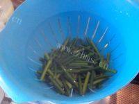下酒菜蒜薹炒肉做法图解3)