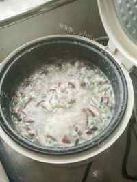 可口的香菇豌豆瘦肉粥做法图解10)