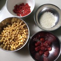 喷香的红枣枸杞豆浆的做法图解一