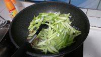 下饭的腊肠炒芹菜做法图解4)