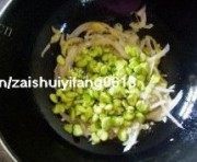 美味的蚕豆酸菜丝粉汤做法图解4)