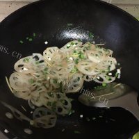 鲜美可口的糖醋藕片做法图解3)