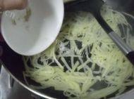 韭菜炒土豆丝做法图解9)