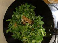 家常菜芹菜炒牛肉