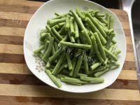 家常菜蒜香豇豆做法图解2)