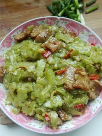 美味的苦瓜炒肉做法图解9)