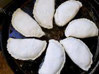 美味的韭菜盒子做法图解11)