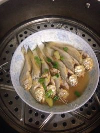 鲜美的清蒸野生大头子梅鱼做法图解3)