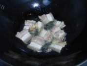 家常菜咸肉炒包菜做法图解3)