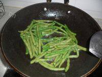 在家做的干煸四季豆做法图解2)