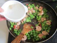 蚕豆炒虾仁做法图解10)
