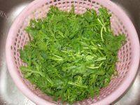 简易的蒜泥茼蒿做法图解2)