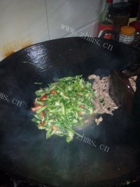 家常菜辣椒炒肉做法图解6)