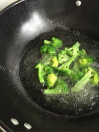 美味营养的炸鸡块做法图解5)