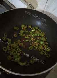 香喷喷的青椒炒肉做法图解6)