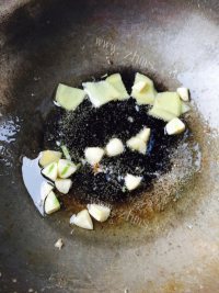 玉盘珍馐的泡椒牛蛙做法图解6)
