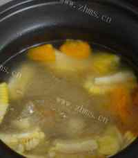 色味俱佳的玉米排骨汤做法图解5)