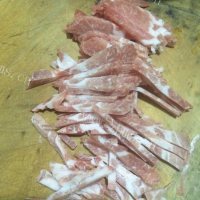 家常菜黑豆苗炒肉丝做法图解2)