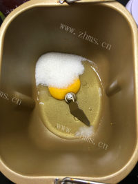 香气浓郁的毛毛虫面包做法图解1)