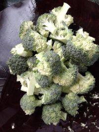 自己做的西兰花炒火腿肠做法图解1)