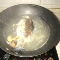 鲫鱼汤做法图解3)