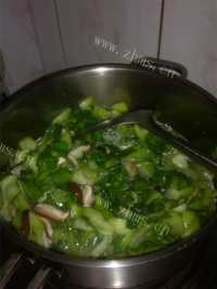 美味的青菜炒香菇做法图解8)