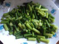 家常菜素炒蒜苔做法图解3)