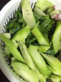 五花肉炒芥兰做法图解1)