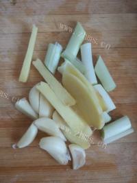 家常菜丑鱼豆腐汤做法图解2)