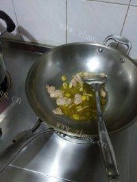 常吃不腻的菜花炒肉做法图解6)