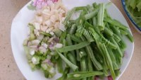 蒜香四季豆炒菜花做法图解2)
