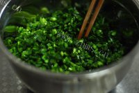 美味的虾仁韭菜盒子做法图解9)