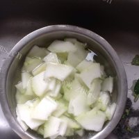 美味的冬瓜骨头汤做法图解5)