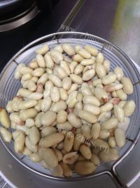 下酒菜椒盐花生米做法图解2)